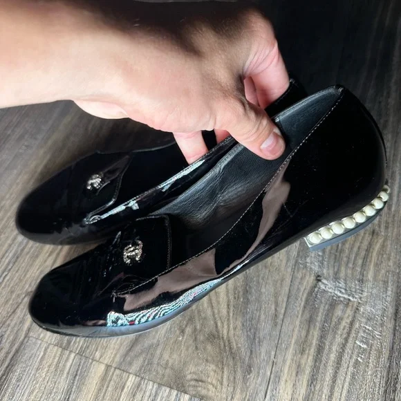 CHANEL Glossy Black Women's Flats - Picture 3 of 10